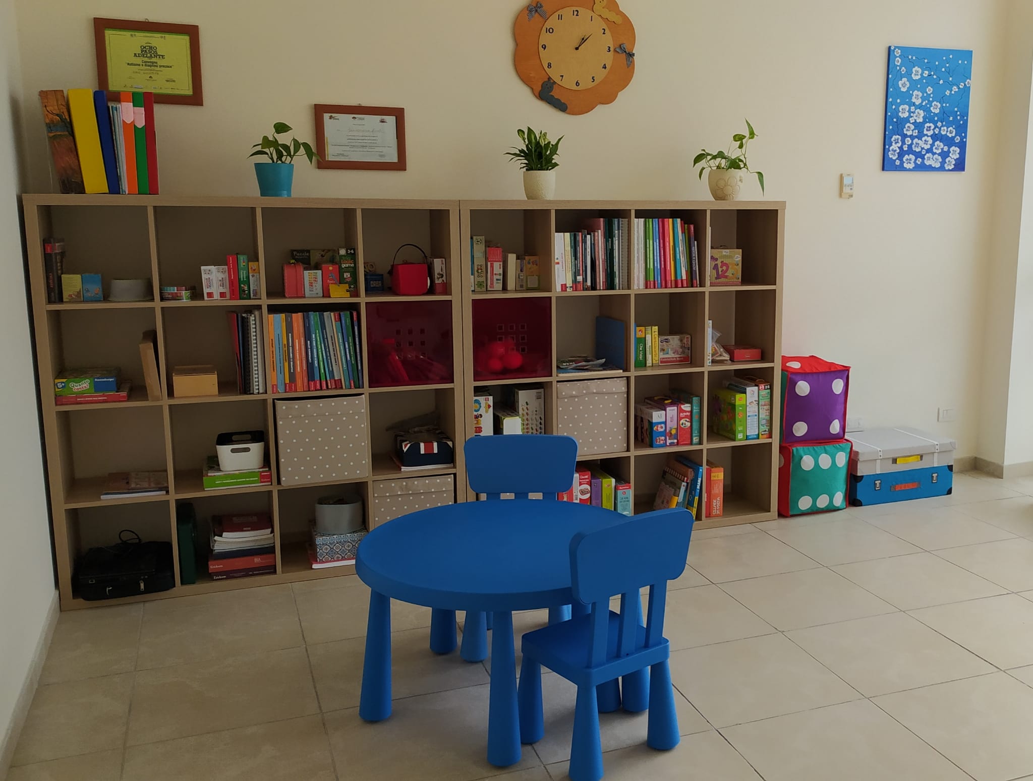 Libreria e tavolo per i bambini 22